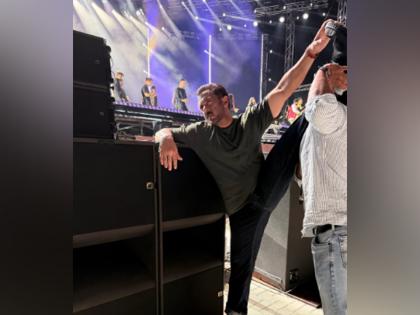 Salman Khan flaunts his flexibility, shares his fun stretching pic | Salman Khan flaunts his flexibility, shares his fun stretching pic Salman Khan flaunts his flexibility, shares his fun stretching pic | Salman Khan flaunts his flexibility, shares his fun stretching pic