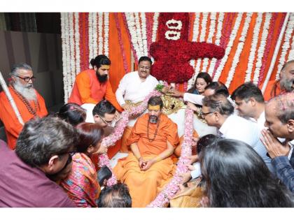 Mahamandaleshwar Kailashanand Giri met devotees at RPS 12th Avenue, Faridabad | Mahamandaleshwar Kailashanand Giri met devotees at RPS 12th Avenue, Faridabad