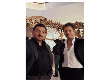 SRK, Salman Khan visit Abu Dhabi museum, fans celebrate "Karan-Arjun" reunion | SRK, Salman Khan visit Abu Dhabi museum, fans celebrate "Karan-Arjun" reunion