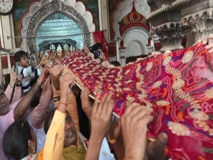 Bibah Panchami: 'Chunri' measuring 111 meters offered to Janaki Temple in Nepal | Bibah Panchami: 'Chunri' measuring 111 meters offered to Janaki Temple in Nepal