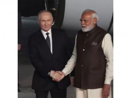 PM Modi receives Russian President Vladimir Putin as he arrives in Delhi for state visit | PM Modi receives Russian President Vladimir Putin as he arrives in Delhi for state visit