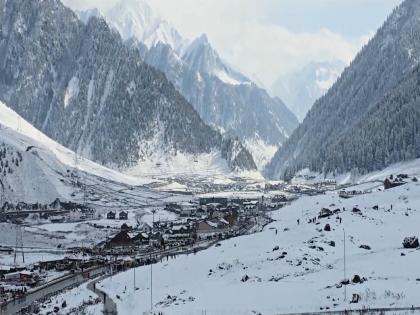 Sonamarg welcomes season's first snowfall, tourists say "locals have been very supportive" | Sonamarg welcomes season's first snowfall, tourists say "locals have been very supportive"