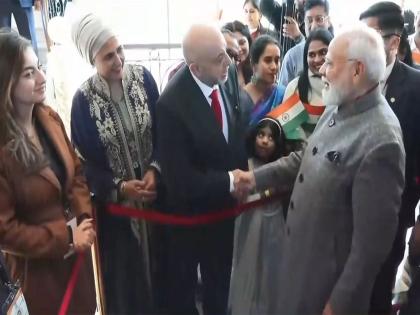 PM Modi receives warm welcome from Indian diaspora in Amman | PM Modi receives warm welcome from Indian diaspora in Amman PM Modi receives warm welcome from Indian diaspora in Amman | PM Modi receives warm welcome from Indian diaspora in Amman