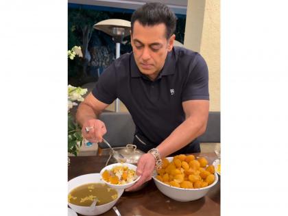 Salman Khan turns chef at his 60th birthday party, prepares bhel for Genelia, Riteish | Salman Khan turns chef at his 60th birthday party, prepares bhel for Genelia, Riteish Salman Khan turns chef at his 60th birthday party, prepares bhel for Genelia, Riteish | Salman Khan turns chef at his 60th birthday party, prepares bhel for Genelia, Riteish
