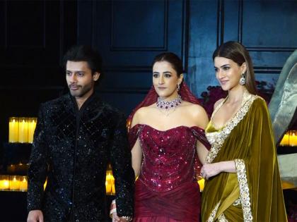 Nupur Sanon's dazzling red gown turns heads at Mumbai reception, Kriti Sanon's elegant look steals show | Nupur Sanon's dazzling red gown turns heads at Mumbai reception, Kriti Sanon's elegant look steals show Nupur Sanon's dazzling red gown turns heads at Mumbai reception, Kriti Sanon's elegant look steals show | Nupur Sanon's dazzling red gown turns heads at Mumbai reception, Kriti Sanon's elegant look steals show