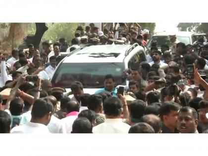 BRS workers protest against CM as KTR appears before SIT in phone-tapping case in Telangana | BRS workers protest against CM as KTR appears before SIT in phone-tapping case in Telangana BRS workers protest against CM as KTR appears before SIT in phone-tapping case in Telangana | BRS workers protest against CM as KTR appears before SIT in phone-tapping case in Telangana