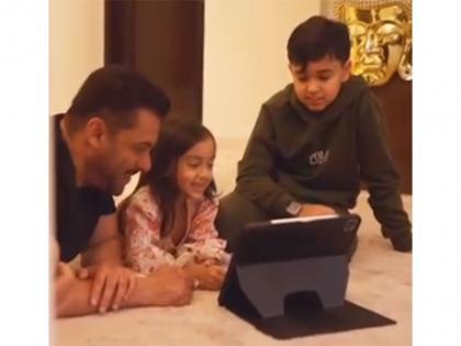 Salman Khan spends Republic Day with niece, nephew; listens to Maatrubhoomi song | Salman Khan spends Republic Day with niece, nephew; listens to Maatrubhoomi song Salman Khan spends Republic Day with niece, nephew; listens to Maatrubhoomi song | Salman Khan spends Republic Day with niece, nephew; listens to Maatrubhoomi song
