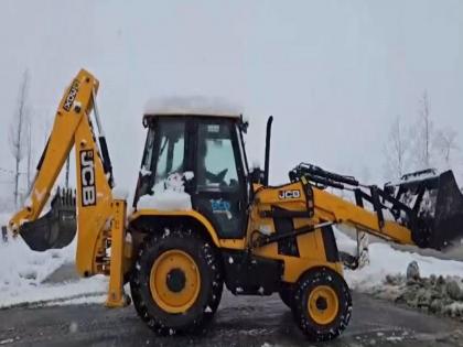 Thousands of vehicles stranded on Jammu-Srinagar highway due to snowfall | Thousands of vehicles stranded on Jammu-Srinagar highway due to snowfall Thousands of vehicles stranded on Jammu-Srinagar highway due to snowfall | Thousands of vehicles stranded on Jammu-Srinagar highway due to snowfall