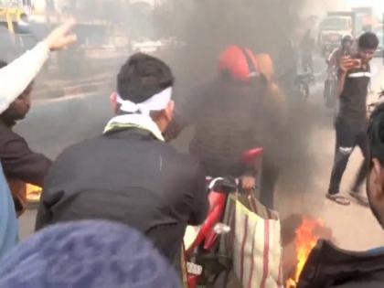 Odisha bandh: NNKS workers block Puri-Bhubaneswar road over Paddy Procurement lapses | Odisha bandh: NNKS workers block Puri-Bhubaneswar road over Paddy Procurement lapses Odisha bandh: NNKS workers block Puri-Bhubaneswar road over Paddy Procurement lapses | Odisha bandh: NNKS workers block Puri-Bhubaneswar road over Paddy Procurement lapses