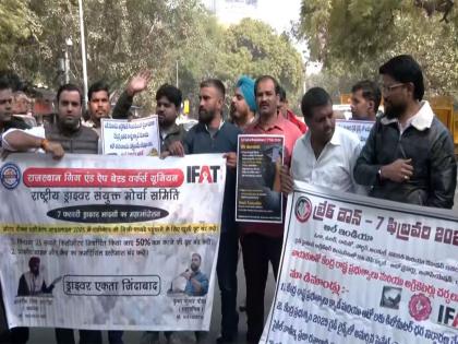 Delhi: App-based transport workers hold protest at Jantar Mantar, ask govt to fix minimum base fares | Delhi: App-based transport workers hold protest at Jantar Mantar, ask govt to fix minimum base fares Delhi: App-based transport workers hold protest at Jantar Mantar, ask govt to fix minimum base fares | Delhi: App-based transport workers hold protest at Jantar Mantar, ask govt to fix minimum base fares
