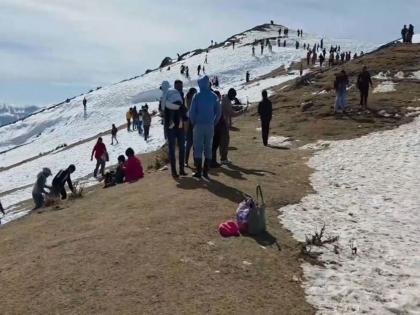 Tourists flock to Nathatop as Jammu receives fresh snowfall | Tourists flock to Nathatop as Jammu receives fresh snowfall Tourists flock to Nathatop as Jammu receives fresh snowfall | Tourists flock to Nathatop as Jammu receives fresh snowfall