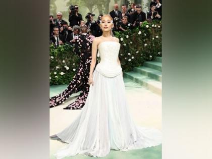 Ariana Grande jokes she wants "a tiny mouse" to play her in hypothetical biopic | Ariana Grande jokes she wants "a tiny mouse" to play her in hypothetical biopic Ariana Grande jokes she wants "a tiny mouse" to play her in hypothetical biopic | Ariana Grande jokes she wants "a tiny mouse" to play her in hypothetical biopic