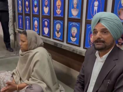 Sidhu Moosewala's parents protest at Mansa SSP office over non-registration of FIR for alleged financial fraud | Sidhu Moosewala's parents protest at Mansa SSP office over non-registration of FIR for alleged financial fraud Sidhu Moosewala's parents protest at Mansa SSP office over non-registration of FIR for alleged financial fraud | Sidhu Moosewala's parents protest at Mansa SSP office over non-registration of FIR for alleged financial fraud