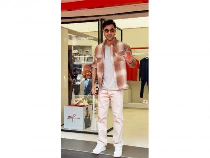 Mumbai Diaries: Ranbir Kapoor steps out in city in cool look, celebrates 1 year of 'ARKS' | Mumbai Diaries: Ranbir Kapoor steps out in city in cool look, celebrates 1 year of 'ARKS' Mumbai Diaries: Ranbir Kapoor steps out in city in cool look, celebrates 1 year of 'ARKS' | Mumbai Diaries: Ranbir Kapoor steps out in city in cool look, celebrates 1 year of 'ARKS'