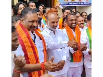 Telangana: Kolagani Srinivas elected as Karimnagar's BJP Mayor; Bandi Sanjay Kumar expresses delight over his appointment | Telangana: Kolagani Srinivas elected as Karimnagar's BJP Mayor; Bandi Sanjay Kumar expresses delight over his appointment Telangana: Kolagani Srinivas elected as Karimnagar's BJP Mayor; Bandi Sanjay Kumar expresses delight over his appointment | Telangana: Kolagani Srinivas elected as Karimnagar's BJP Mayor; Bandi Sanjay Kumar expresses delight over his appointment