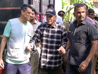 Salim Khan admitted to Lilavati hospital in Mumbai, Salman Khan visits | Salim Khan admitted to Lilavati hospital in Mumbai, Salman Khan visits Salim Khan admitted to Lilavati hospital in Mumbai, Salman Khan visits | Salim Khan admitted to Lilavati hospital in Mumbai, Salman Khan visits