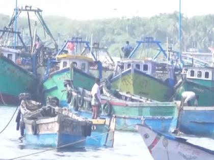 11 Tamil Nadu fishermen return to Chennai after release from Sri Lanka | 11 Tamil Nadu fishermen return to Chennai after release from Sri Lanka 11 Tamil Nadu fishermen return to Chennai after release from Sri Lanka | 11 Tamil Nadu fishermen return to Chennai after release from Sri Lanka