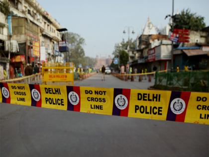 Armed robbers loot jewellery worth Rs 60 lakh in Delhi's Chandni Chowk; victims held at gunpoint | Armed robbers loot jewellery worth Rs 60 lakh in Delhi's Chandni Chowk; victims held at gunpoint Armed robbers loot jewellery worth Rs 60 lakh in Delhi's Chandni Chowk; victims held at gunpoint | Armed robbers loot jewellery worth Rs 60 lakh in Delhi's Chandni Chowk; victims held at gunpoint