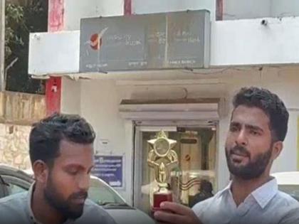 Kerala: Congress student wing gifts 'Best actress' trophy to Veena George, includes neck-brace to prevent "future air-borne injuries" | Kerala: Congress student wing gifts 'Best actress' trophy to Veena George, includes neck-brace to prevent "future air-borne injuries" Kerala: Congress student wing gifts 'Best actress' trophy to Veena George, includes neck-brace to prevent "future air-borne injuries" | Kerala: Congress student wing gifts 'Best actress' trophy to Veena George, includes neck-brace to prevent "future air-borne injuries"