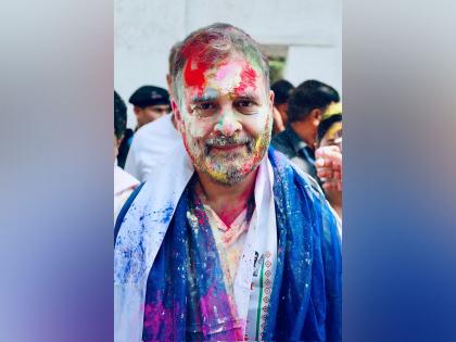 "Nafrat mitaane wali Holi": Rahul Gandhi extends greetings; celebrates with Congress leaders | "Nafrat mitaane wali Holi": Rahul Gandhi extends greetings; celebrates with Congress leaders "Nafrat mitaane wali Holi": Rahul Gandhi extends greetings; celebrates with Congress leaders | "Nafrat mitaane wali Holi": Rahul Gandhi extends greetings; celebrates with Congress leaders