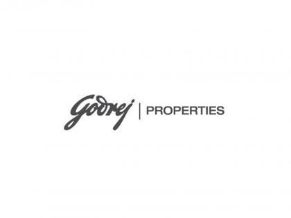Godrej Properties gifts a free home to a Mumbai based family on the occasion of achieving 1,00,000 home sales | Godrej Properties gifts a free home to a Mumbai based family on the occasion of achieving 1,00,000 home sales Godrej Properties gifts a free home to a Mumbai based family on the occasion of achieving 1,00,000 home sales | Godrej Properties gifts a free home to a Mumbai based family on the occasion of achieving 1,00,000 home sales