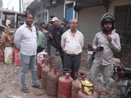 Uttar Pradesh: Consumers line up outside gas agencies amid domestic gas shortage fears | Uttar Pradesh: Consumers line up outside gas agencies amid domestic gas shortage fears Uttar Pradesh: Consumers line up outside gas agencies amid domestic gas shortage fears | Uttar Pradesh: Consumers line up outside gas agencies amid domestic gas shortage fears