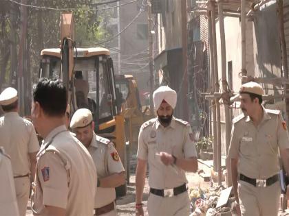 Delhi HC asks MCD not to carry out demolition in Uttam Nagar case; Petitioners told to file fresh plea | Delhi HC asks MCD not to carry out demolition in Uttam Nagar case; Petitioners told to file fresh plea Delhi HC asks MCD not to carry out demolition in Uttam Nagar case; Petitioners told to file fresh plea | Delhi HC asks MCD not to carry out demolition in Uttam Nagar case; Petitioners told to file fresh plea