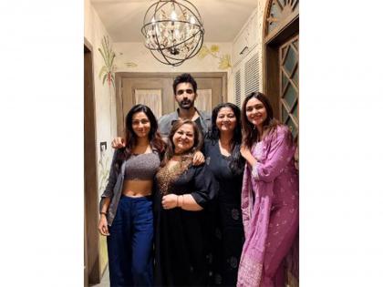 Mrunal Thakur reunites with 'Kumkum Bhagya' co-stars, check pics | Mrunal Thakur reunites with 'Kumkum Bhagya' co-stars, check pics Mrunal Thakur reunites with 'Kumkum Bhagya' co-stars, check pics | Mrunal Thakur reunites with 'Kumkum Bhagya' co-stars, check pics