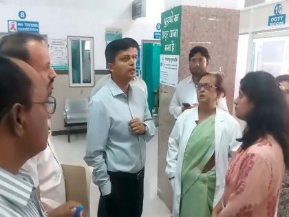 Ujjain District Collector conducts surprise inspection at hospital, orders salary cuts for absent staff members | Ujjain District Collector conducts surprise inspection at hospital, orders salary cuts for absent staff members Ujjain District Collector conducts surprise inspection at hospital, orders salary cuts for absent staff members | Ujjain District Collector conducts surprise inspection at hospital, orders salary cuts for absent staff members