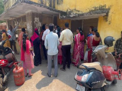 Telangana: Chaos at LPG station in Hyderabad amid cylinder shortage | Telangana: Chaos at LPG station in Hyderabad amid cylinder shortage Telangana: Chaos at LPG station in Hyderabad amid cylinder shortage | Telangana: Chaos at LPG station in Hyderabad amid cylinder shortage