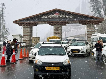 Over 1,000 vehicles stranded in Manali after sudden snowfall; rescue operations underway | Over 1,000 vehicles stranded in Manali after sudden snowfall; rescue operations underway Over 1,000 vehicles stranded in Manali after sudden snowfall; rescue operations underway | Over 1,000 vehicles stranded in Manali after sudden snowfall; rescue operations underway