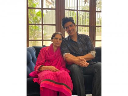 Manish Malhotra's mother passes away, celebs visit desinger's home | Manish Malhotra's mother passes away, celebs visit desinger's home Manish Malhotra's mother passes away, celebs visit desinger's home | Manish Malhotra's mother passes away, celebs visit desinger's home