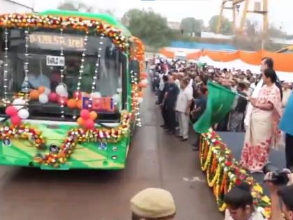 Delhi CM Rekha Gupta flags off 300 new EV buses | Delhi CM Rekha Gupta flags off 300 new EV buses Delhi CM Rekha Gupta flags off 300 new EV buses | Delhi CM Rekha Gupta flags off 300 new EV buses
