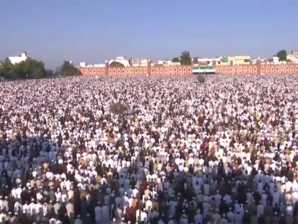 MP: A large number of people offer namaz at Eidgah in Bhopal on Eid-ul-Fitr | MP: A large number of people offer namaz at Eidgah in Bhopal on Eid-ul-Fitr MP: A large number of people offer namaz at Eidgah in Bhopal on Eid-ul-Fitr | MP: A large number of people offer namaz at Eidgah in Bhopal on Eid-ul-Fitr