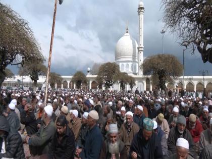 JK: Omar, Farooq Abdullah join thousands gathered at Hazratbal Shrine for Eid-ul-Fitr | JK: Omar, Farooq Abdullah join thousands gathered at Hazratbal Shrine for Eid-ul-Fitr JK: Omar, Farooq Abdullah join thousands gathered at Hazratbal Shrine for Eid-ul-Fitr | JK: Omar, Farooq Abdullah join thousands gathered at Hazratbal Shrine for Eid-ul-Fitr