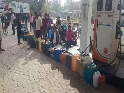 UP: People queue for fuel with canisters in Lakhimpur Kheri even as Govt appealed against panic buying | UP: People queue for fuel with canisters in Lakhimpur Kheri even as Govt appealed against panic buying UP: People queue for fuel with canisters in Lakhimpur Kheri even as Govt appealed against panic buying | UP: People queue for fuel with canisters in Lakhimpur Kheri even as Govt appealed against panic buying