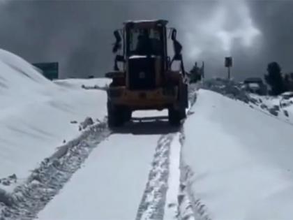 J-K: Heavy snowfall shuts Bandipora-Gurez road for vehicles | J-K: Heavy snowfall shuts Bandipora-Gurez road for vehicles J-K: Heavy snowfall shuts Bandipora-Gurez road for vehicles | J-K: Heavy snowfall shuts Bandipora-Gurez road for vehicles