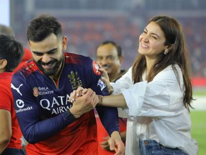 Virushka moment! Virat Kohli blows flying kiss to Anushka after RCB's 6-wicket win win over SRH | Virushka moment! Virat Kohli blows flying kiss to Anushka after RCB's 6-wicket win win over SRH Virushka moment! Virat Kohli blows flying kiss to Anushka after RCB's 6-wicket win win over SRH | Virushka moment! Virat Kohli blows flying kiss to Anushka after RCB's 6-wicket win win over SRH