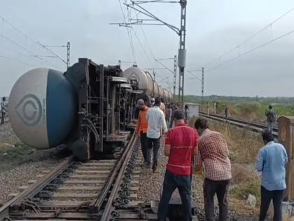 Goods train derails near Manubolu, disrupting Vijayawada-Chennai & Tirupati rail traffic | Goods train derails near Manubolu, disrupting Vijayawada-Chennai & Tirupati rail traffic Goods train derails near Manubolu, disrupting Vijayawada-Chennai & Tirupati rail traffic | Goods train derails near Manubolu, disrupting Vijayawada-Chennai & Tirupati rail traffic