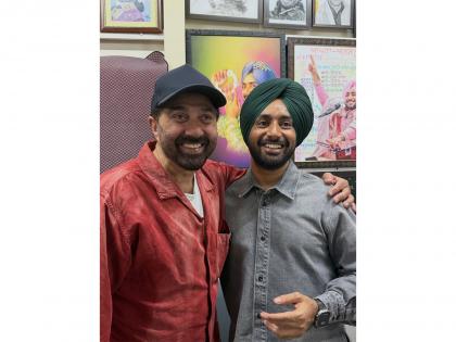 Sunny Deol meets with Punjabi singer Satinder Sartaaj | Sunny Deol meets with Punjabi singer Satinder Sartaaj Sunny Deol meets with Punjabi singer Satinder Sartaaj | Sunny Deol meets with Punjabi singer Satinder Sartaaj