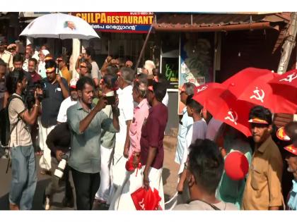 Keralam: Farmer found hanging in front of LDF office in Vaikom | Keralam: Farmer found hanging in front of LDF office in Vaikom Keralam: Farmer found hanging in front of LDF office in Vaikom | Keralam: Farmer found hanging in front of LDF office in Vaikom