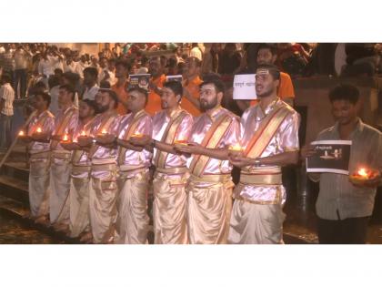 Asha Bhosle demise: Devotees observes silence at Dashashwamedh Ghat before Ganga Aarti to pay tribute | Asha Bhosle demise: Devotees observes silence at Dashashwamedh Ghat before Ganga Aarti to pay tribute Asha Bhosle demise: Devotees observes silence at Dashashwamedh Ghat before Ganga Aarti to pay tribute | Asha Bhosle demise: Devotees observes silence at Dashashwamedh Ghat before Ganga Aarti to pay tribute