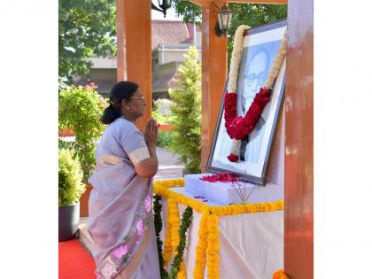 President Droupadi Murmu pay tribute to Babasaheb Ambedkar on his 135th birth anniversary | President Droupadi Murmu pay tribute to Babasaheb Ambedkar on his 135th birth anniversary President Droupadi Murmu pay tribute to Babasaheb Ambedkar on his 135th birth anniversary | President Droupadi Murmu pay tribute to Babasaheb Ambedkar on his 135th birth anniversary