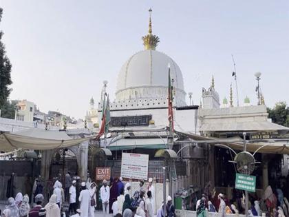 Rajasthan: Panic at Ajmer Dargah after youth jumps into giant cauldron, incident caught on CCTV | Rajasthan: Panic at Ajmer Dargah after youth jumps into giant cauldron, incident caught on CCTV Rajasthan: Panic at Ajmer Dargah after youth jumps into giant cauldron, incident caught on CCTV | Rajasthan: Panic at Ajmer Dargah after youth jumps into giant cauldron, incident caught on CCTV