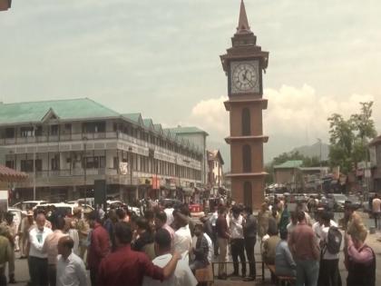 Srinagar: All-party parliamentary delegation of Standing Committee visits Clock Tower at Lal Chowk | Srinagar: All-party parliamentary delegation of Standing Committee visits Clock Tower at Lal Chowk Srinagar: All-party parliamentary delegation of Standing Committee visits Clock Tower at Lal Chowk | Srinagar: All-party parliamentary delegation of Standing Committee visits Clock Tower at Lal Chowk