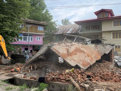 J-K: Kulgam Police strike at roots of crime, drug peddlers' illegal shops levelled in Drien Dawlatabad | J-K: Kulgam Police strike at roots of crime, drug peddlers' illegal shops levelled in Drien Dawlatabad J-K: Kulgam Police strike at roots of crime, drug peddlers' illegal shops levelled in Drien Dawlatabad | J-K: Kulgam Police strike at roots of crime, drug peddlers' illegal shops levelled in Drien Dawlatabad