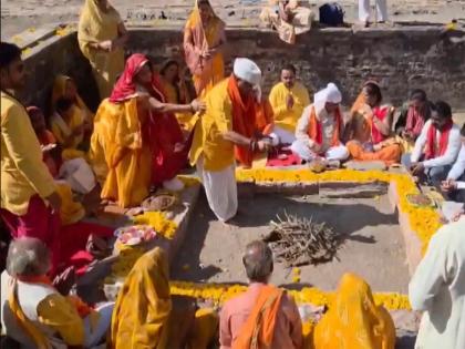Devotees perform hawan in Bhojshala complex following MP High Court verdict | Devotees perform hawan in Bhojshala complex following MP High Court verdict Devotees perform hawan in Bhojshala complex following MP High Court verdict | Devotees perform hawan in Bhojshala complex following MP High Court verdict
