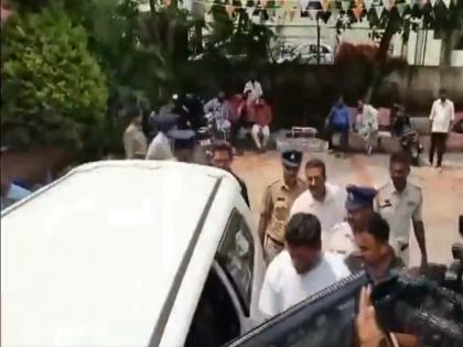 Rs 4,500 crore deposit fraud case: Prime accused Shivananda Neelannavar shifted to Bengaluru by CID | Rs 4,500 crore deposit fraud case: Prime accused Shivananda Neelannavar shifted to Bengaluru by CID Rs 4,500 crore deposit fraud case: Prime accused Shivananda Neelannavar shifted to Bengaluru by CID | Rs 4,500 crore deposit fraud case: Prime accused Shivananda Neelannavar shifted to Bengaluru by CID
