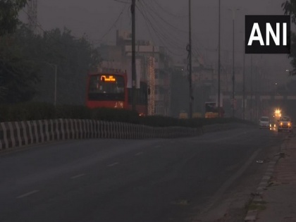 Delhi engulfed in smog, air quality enters 'very poor category' | Delhi engulfed in smog, air quality enters 'very poor category'