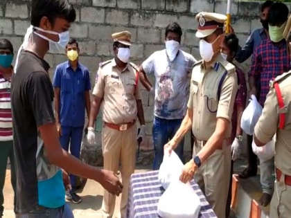 Karimnagar Police Commissioner distributes essential commodities to families of daily wage labourers | Karimnagar Police Commissioner distributes essential commodities to families of daily wage labourers
